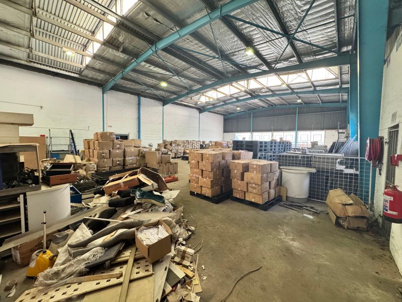 Affordable 900sqm Industrial Warehouse to Let - Photo 10