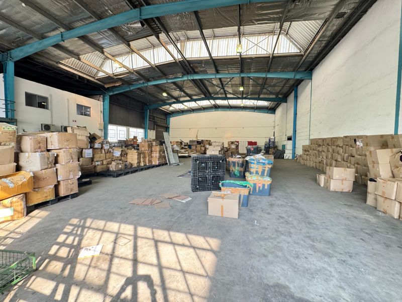 Affordable 900sqm Industrial Warehouse to Let - Photo 6
