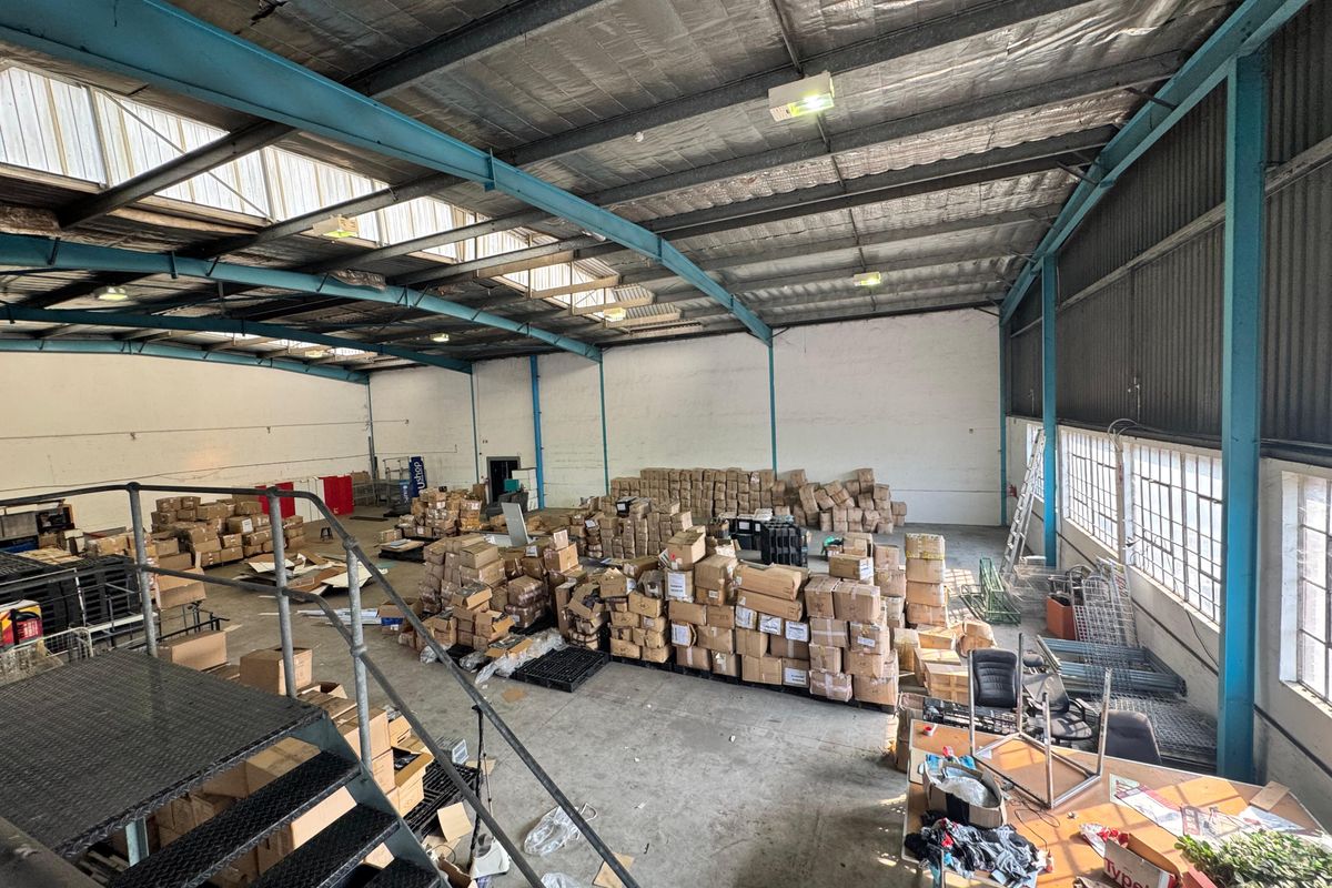 Affordable 900sqm Industrial Warehouse to Let - Photo 3