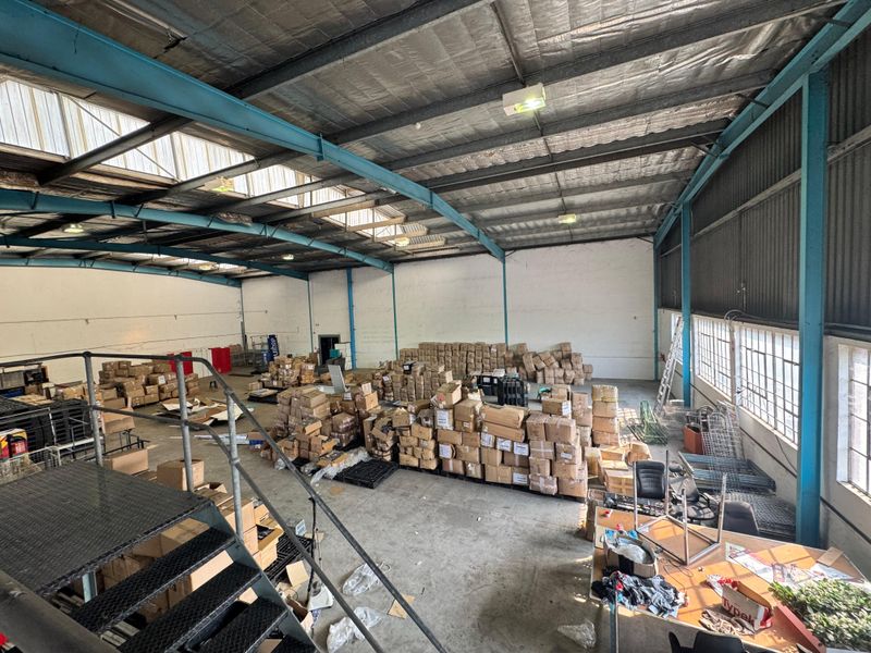 Affordable 900sqm Industrial Warehouse to Let - Photo 3