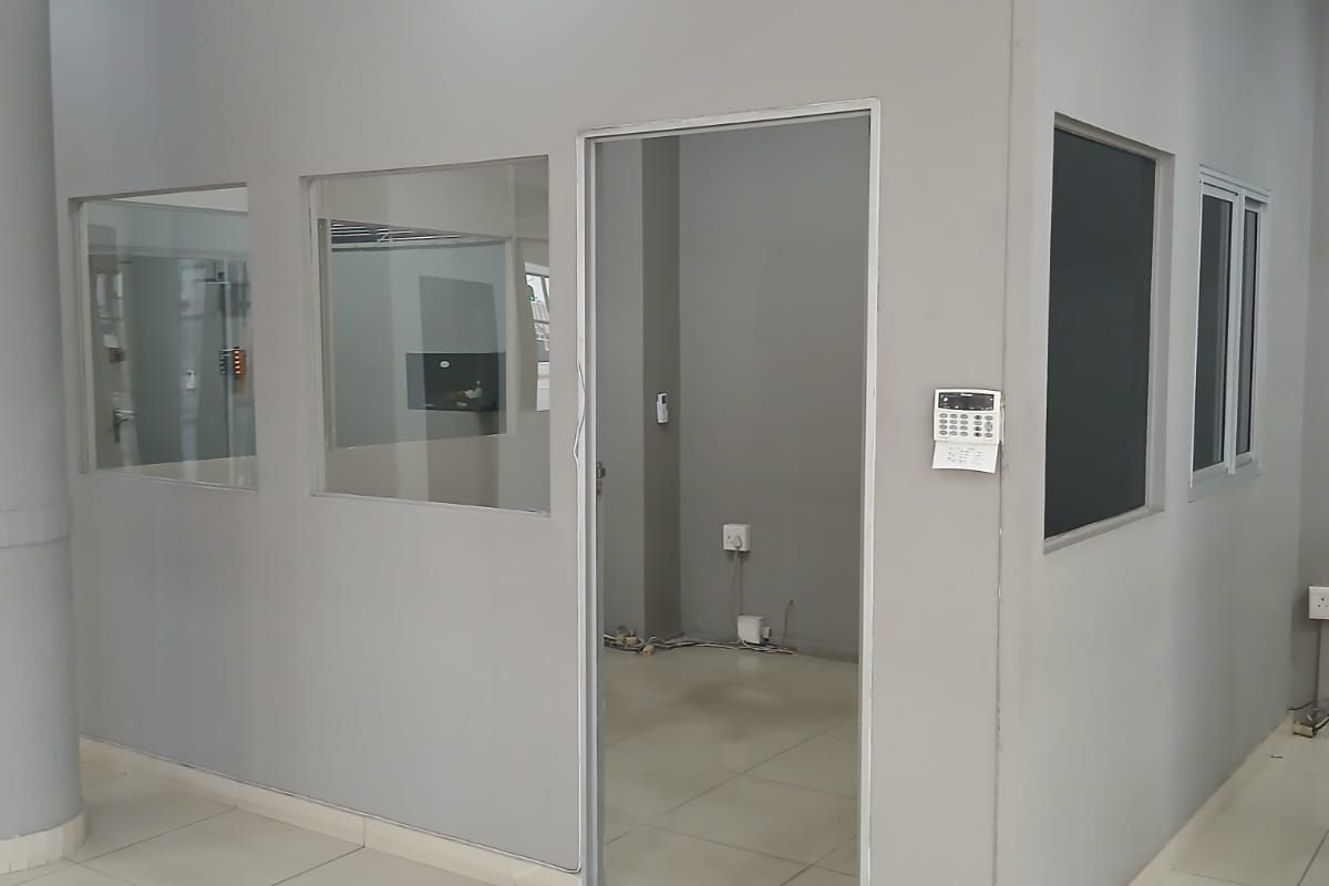 Retail / Shop/Supermarket - Photo 2