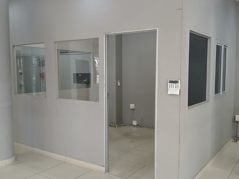 Retail / Shop/Supermarket - Photo 2