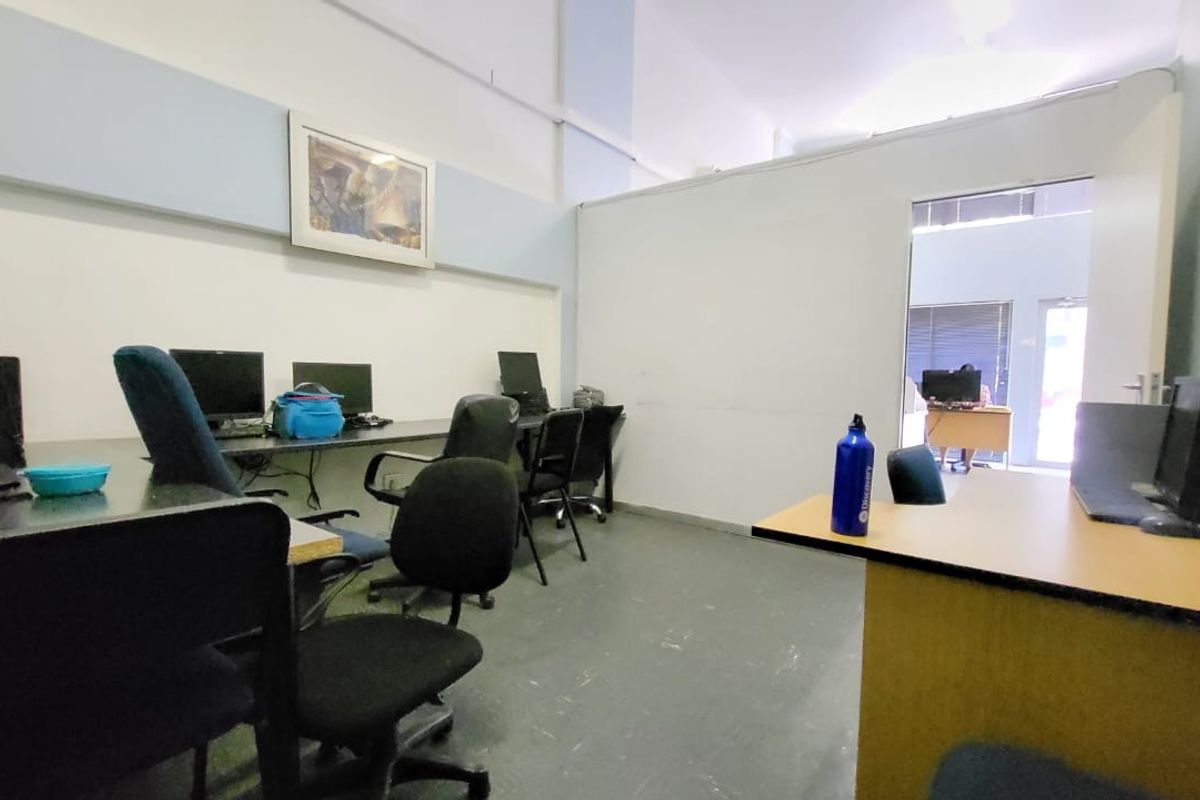 Prime 115 sqm Commercial Space – Ideal for Your Business! - Photo 4