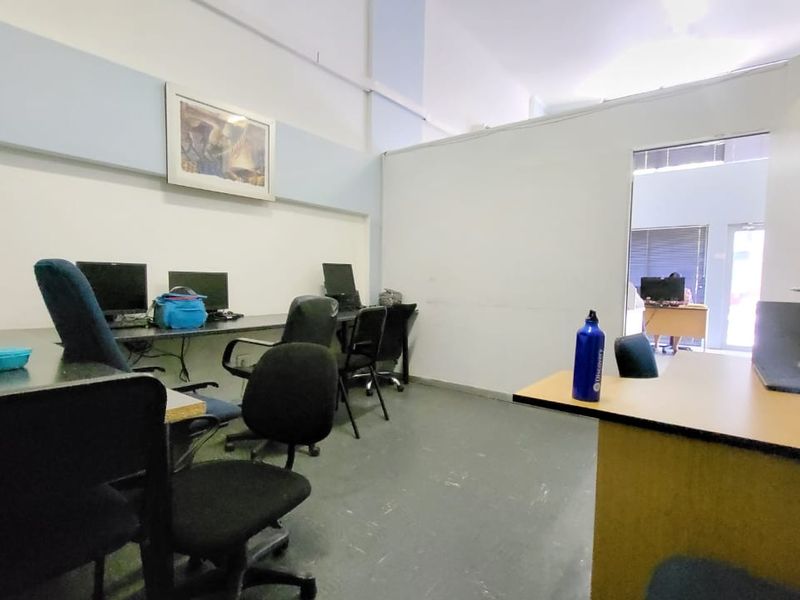 Prime 115 sqm Commercial Space – Ideal for Your Business! - Photo 4