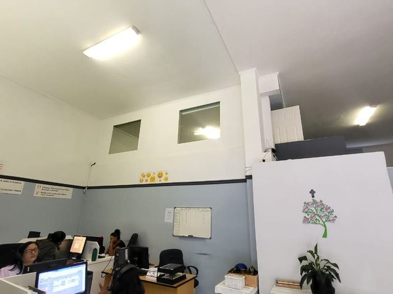 Prime 115 sqm Commercial Space – Ideal for Your Business! - Photo 3