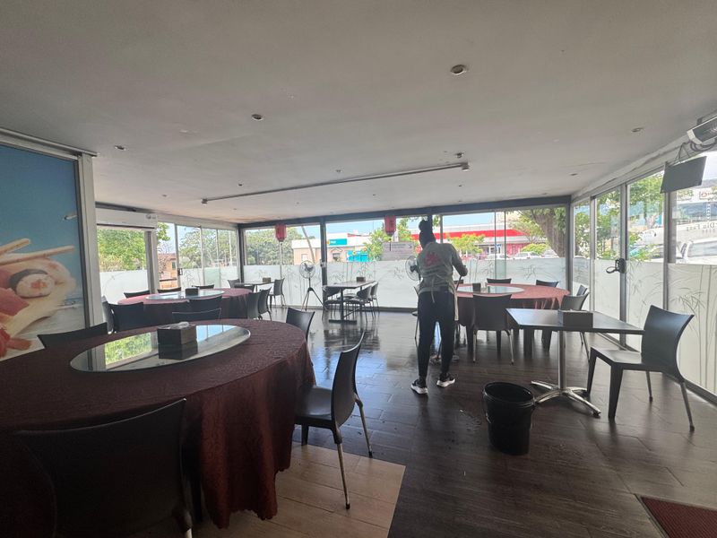 Prime Retail Shop For Let In Broadway. - Photo 9