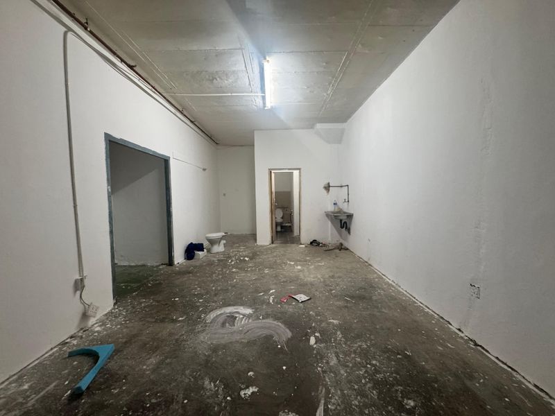 Warehouse To Let In Springfield Park. - Photo 5