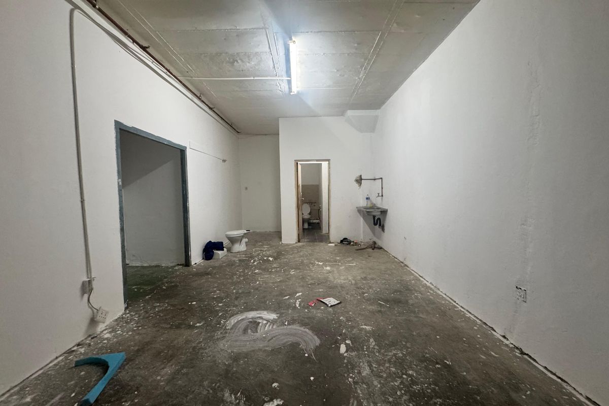 Warehouse To Let In Springfield Park. - Photo 5