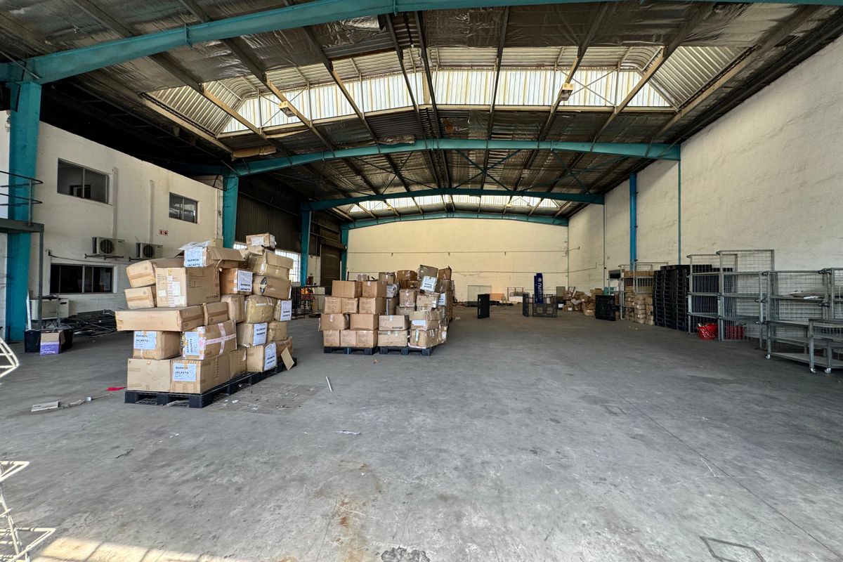 Spacious Warehouse To Let In Springfield Park. - Photo 2