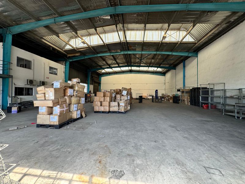Spacious Warehouse To Let In Springfield Park. - Photo 2