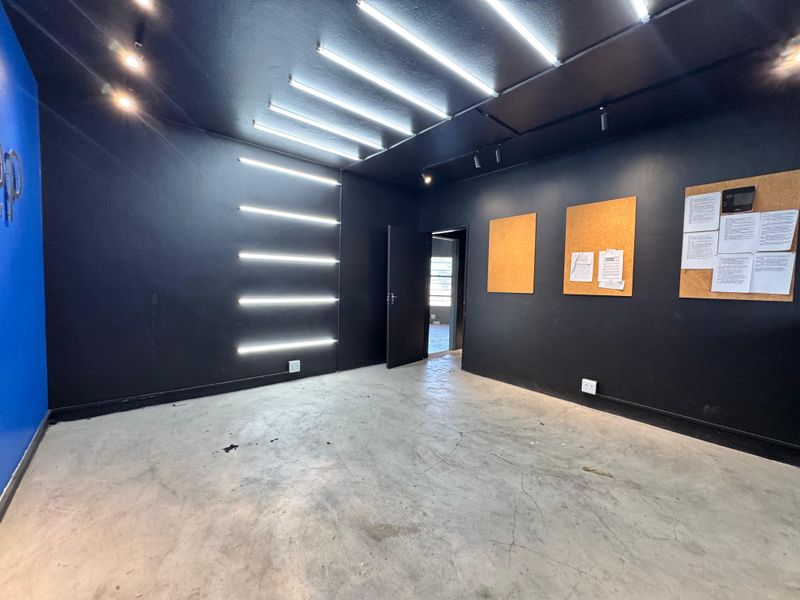 Spacious Warehouse To Let In Springfield Park. - Photo 3