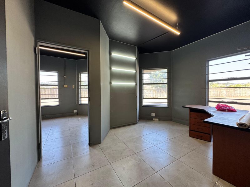 Spacious Warehouse To Let In Springfield Park. - Photo 9