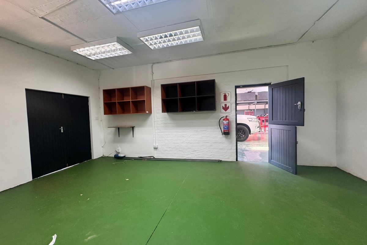 Industrial Warehouse To Let In Glen Anil. - Photo 3