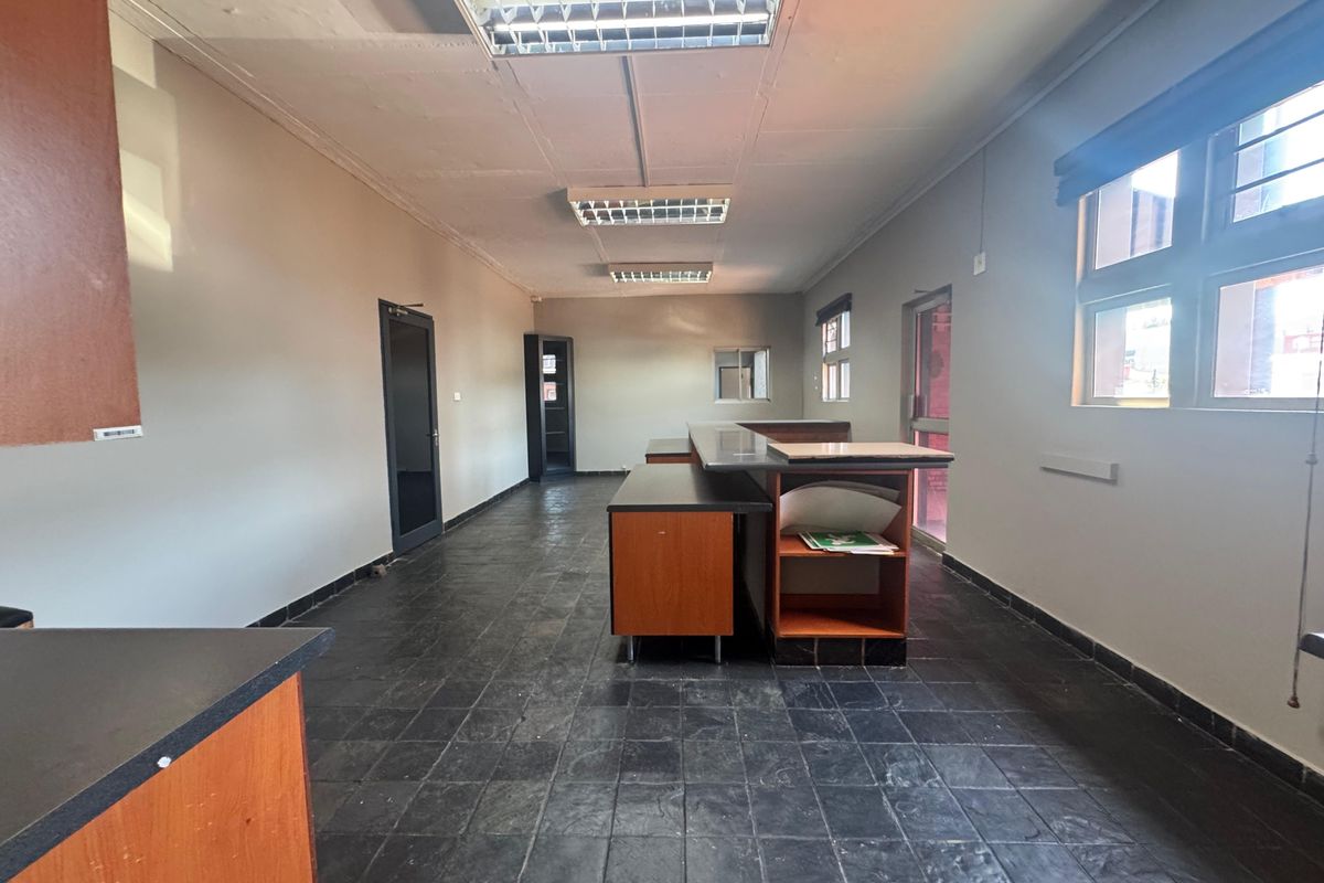 Industrial Warehouse To Let In Glen Anil. - Photo 4