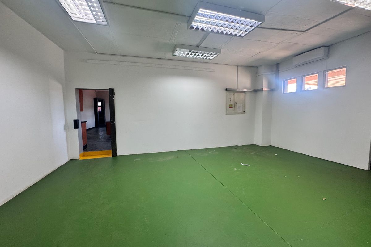 Industrial Warehouse To Let In Glen Anil. - Photo 5