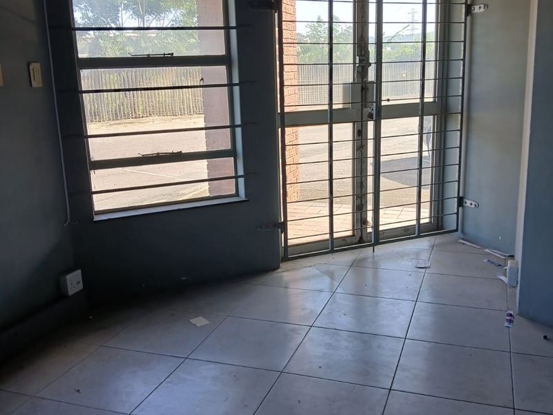 Industrial Property to Let in Springfield Park, Durban. - Photo 3