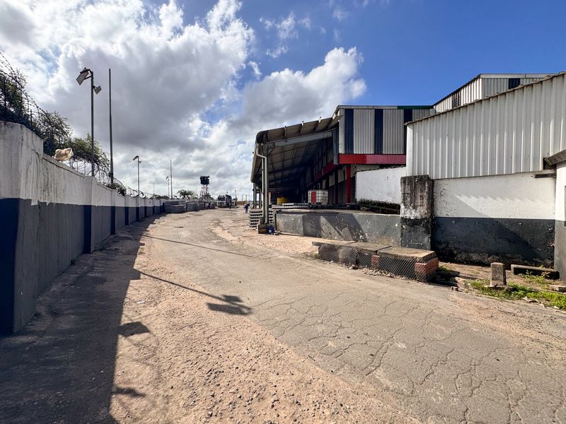 Versatile Multi-Use Commercial Warehouse For Sale | Prime Investment Opportunity - Photo 3
