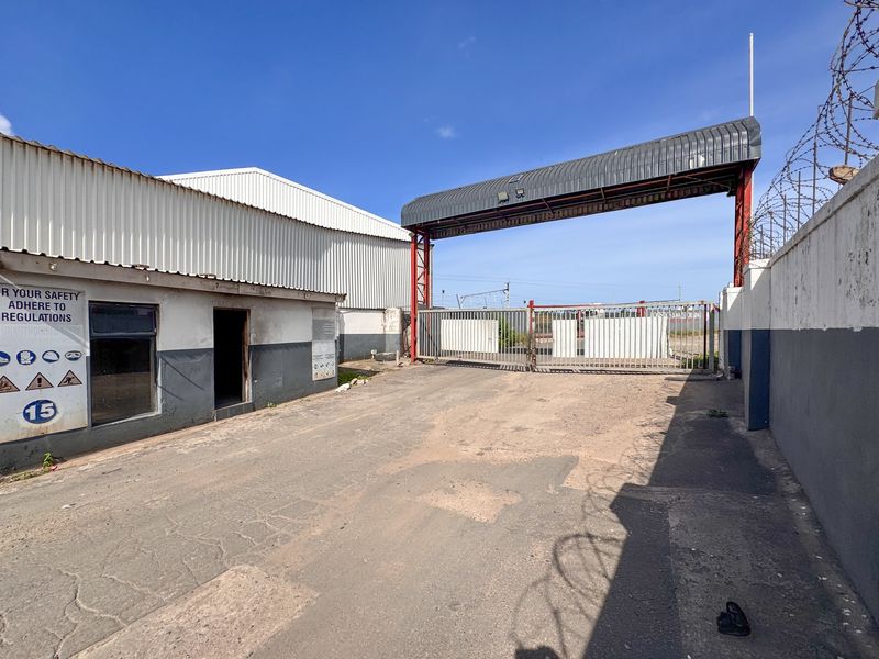 Versatile Multi-Use Commercial Warehouse For Sale | Prime Investment Opportunity - Photo 2