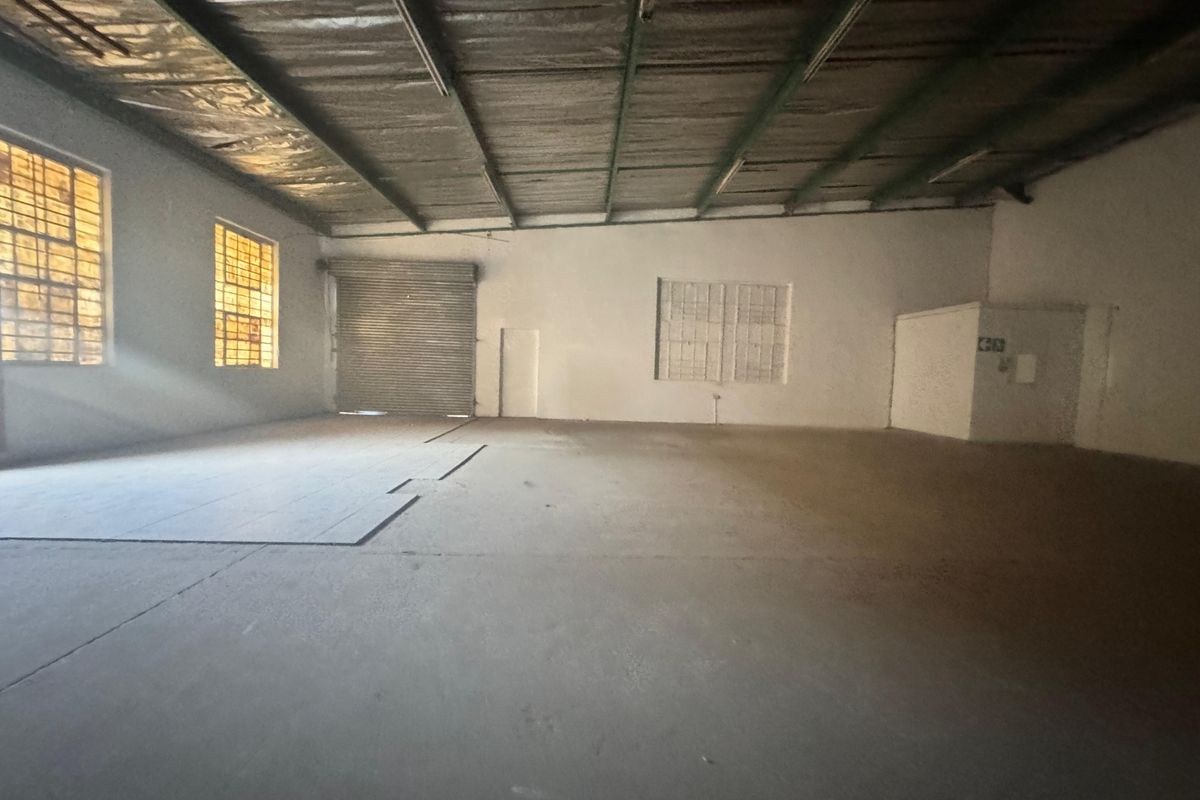 Prime Warehouse Space Available to Let. - Photo 2
