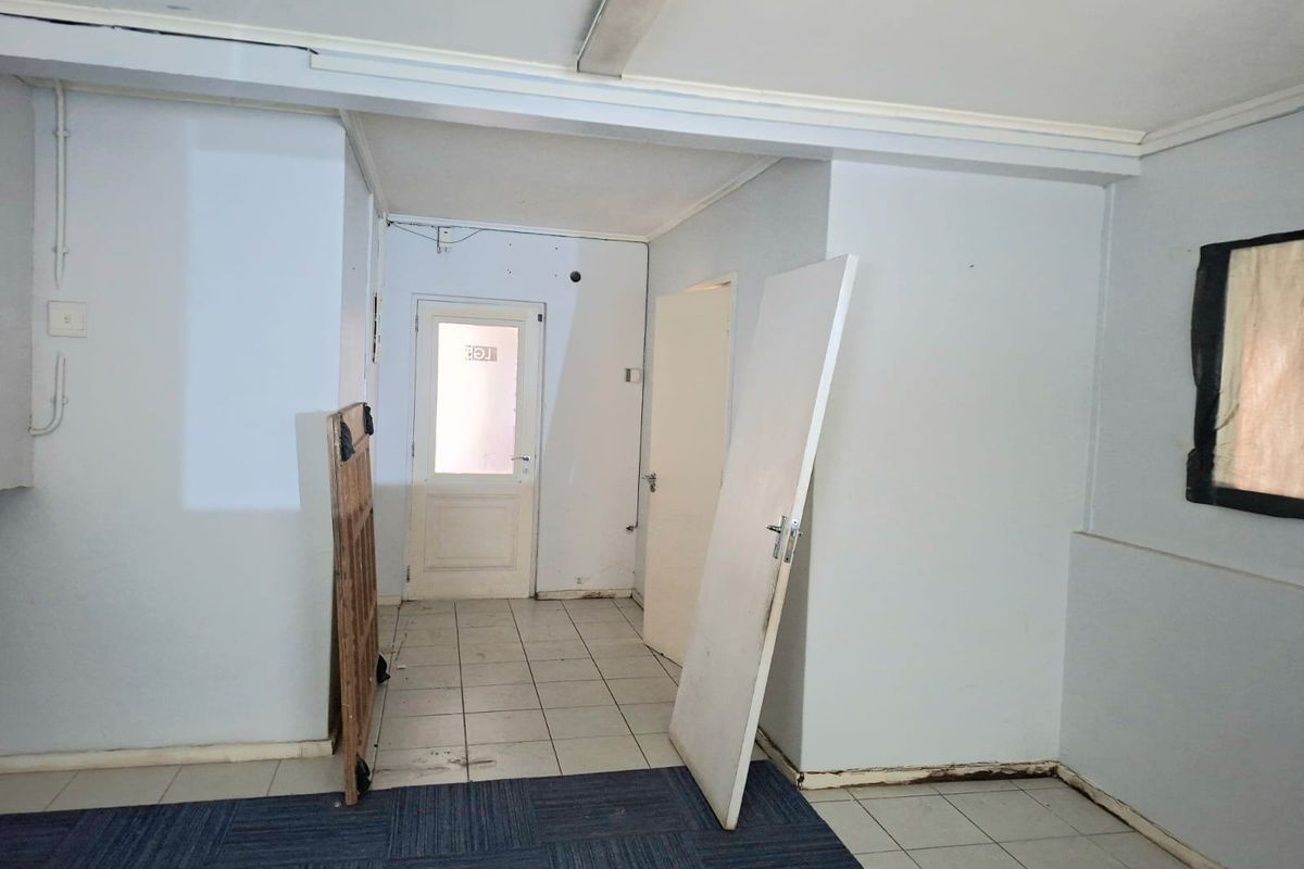 SMALL SACE  IDEAL FOR SALON R 2 PRSON DMIN OFFICE - Photo 4