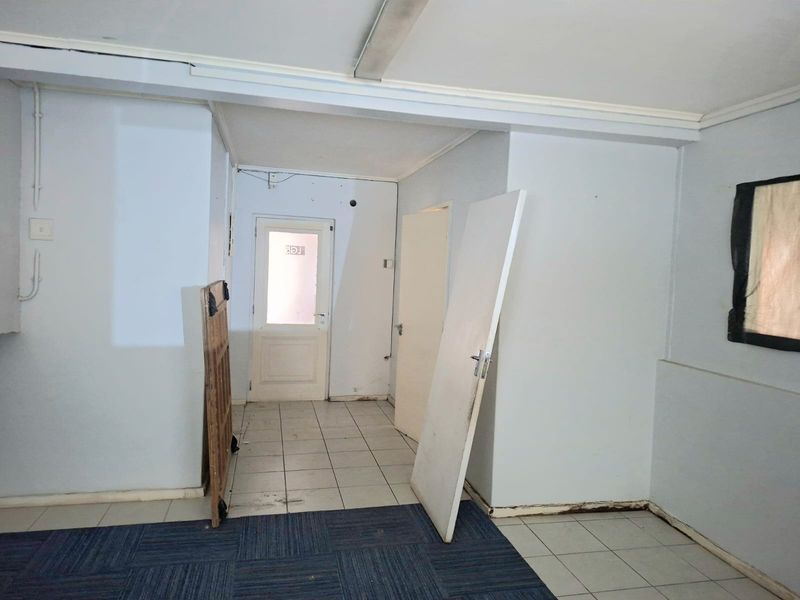 SMALL SACE  IDEAL FOR SALON R 2 PRSON DMIN OFFICE - Photo 4