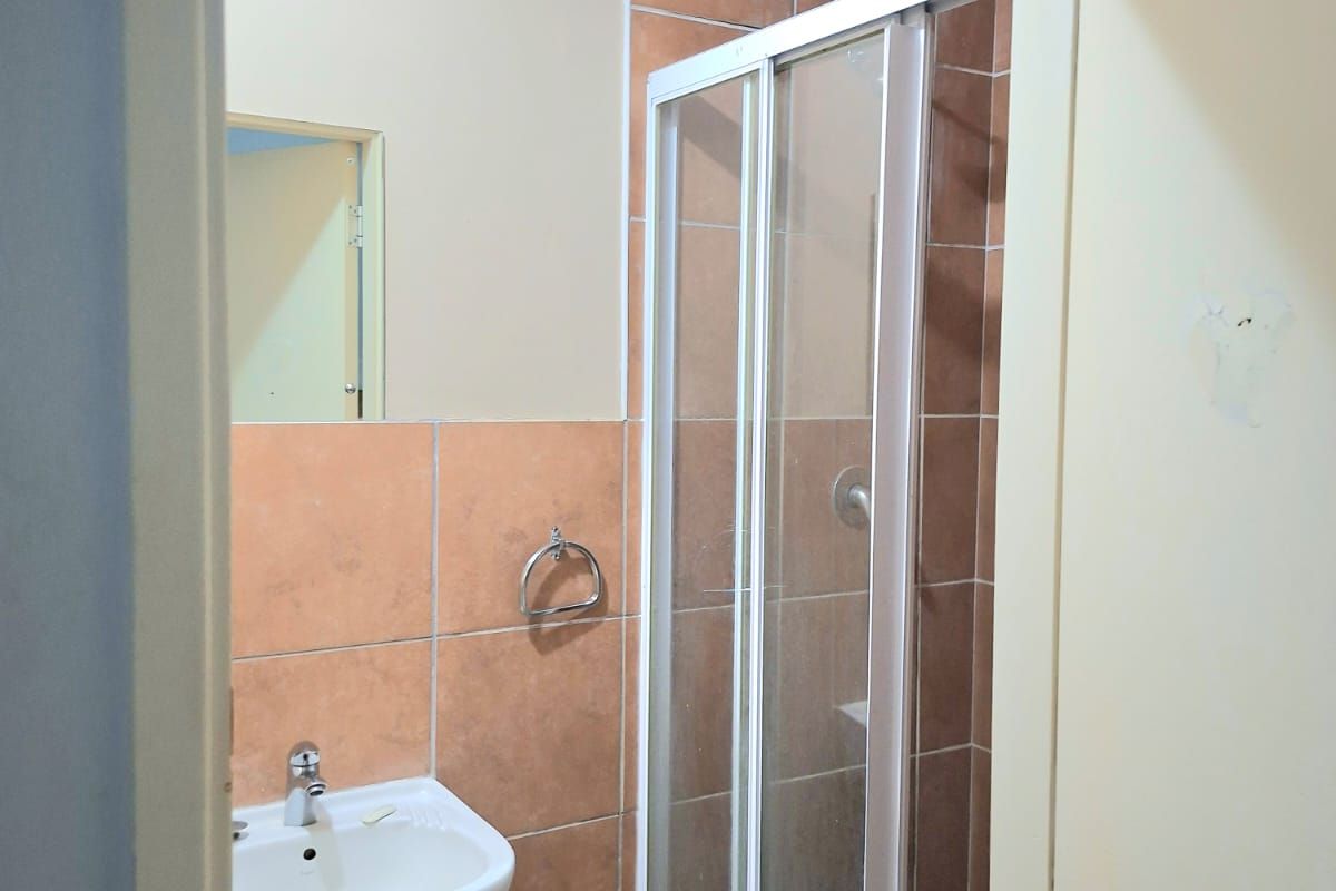 SMALL SACE  IDEAL FOR SALON R 2 PRSON DMIN OFFICE - Photo 5