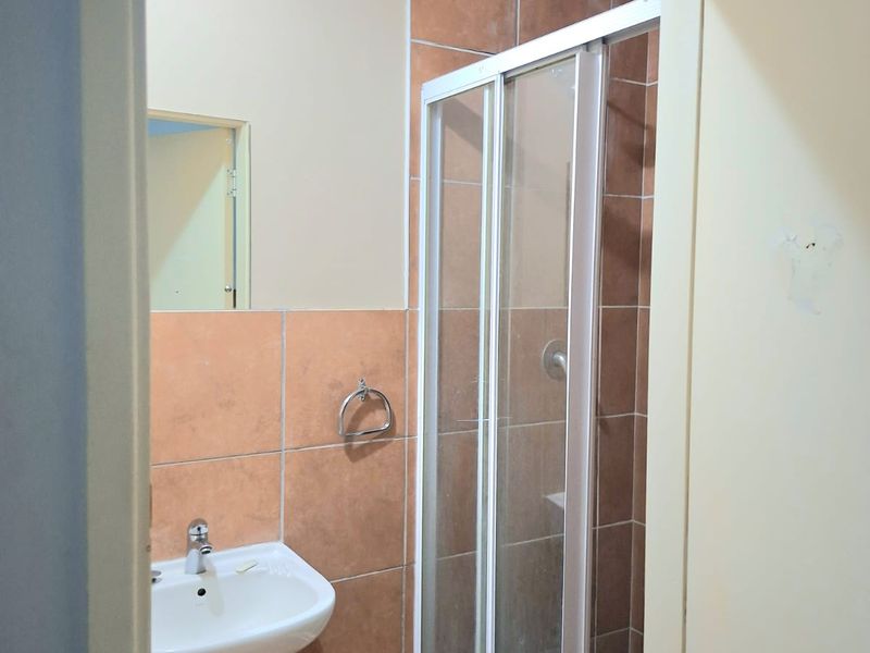 SMALL SACE  IDEAL FOR SALON R 2 PRSON DMIN OFFICE - Photo 5