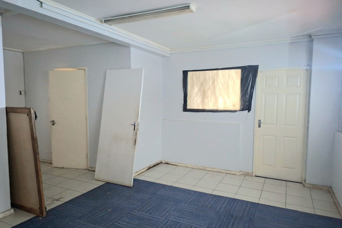 SMALL SACE  IDEAL FOR SALON R 2 PRSON DMIN OFFICE - Photo 3