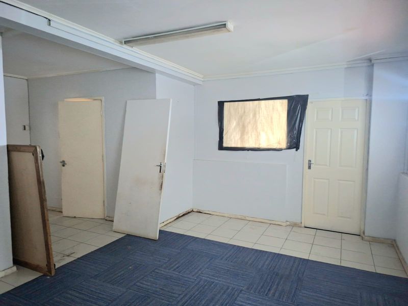 SMALL SACE  IDEAL FOR SALON R 2 PRSON DMIN OFFICE - Photo 3