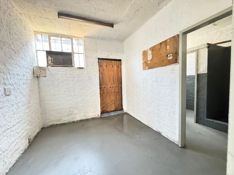 Prime 150 sqm Warehouse Space Available To Let. - Photo 6