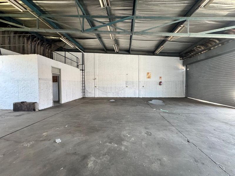 Prime 150 sqm Warehouse Space Available To Let. - Photo 4