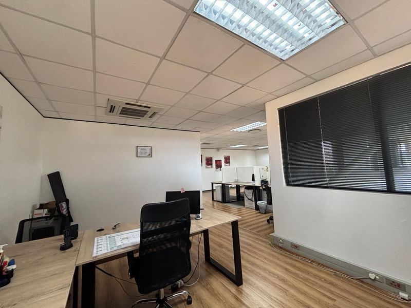 Commercial Property To Let in La Lucia Ridge. - Photo 10