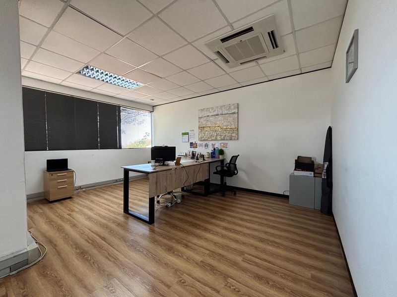 Commercial Property To Let in La Lucia Ridge. - Photo 9