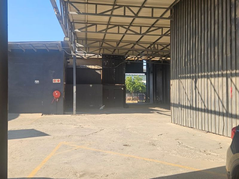 Prime Property Presents Phoenix industrial Warehouse office for rent - Photo 1