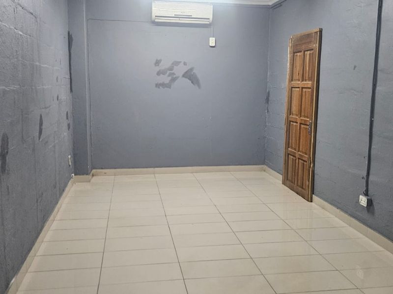 Prime Property Presents Phoenix industrial Warehouse office for rent - Photo 10
