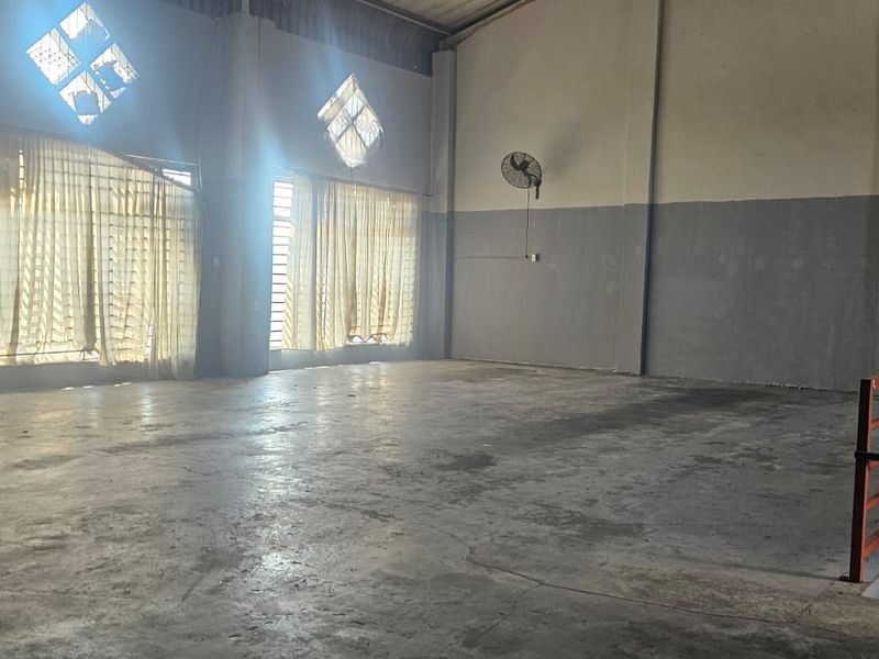 Prime Property Presents Phoenix industrial Warehouse office for rent - Photo 4