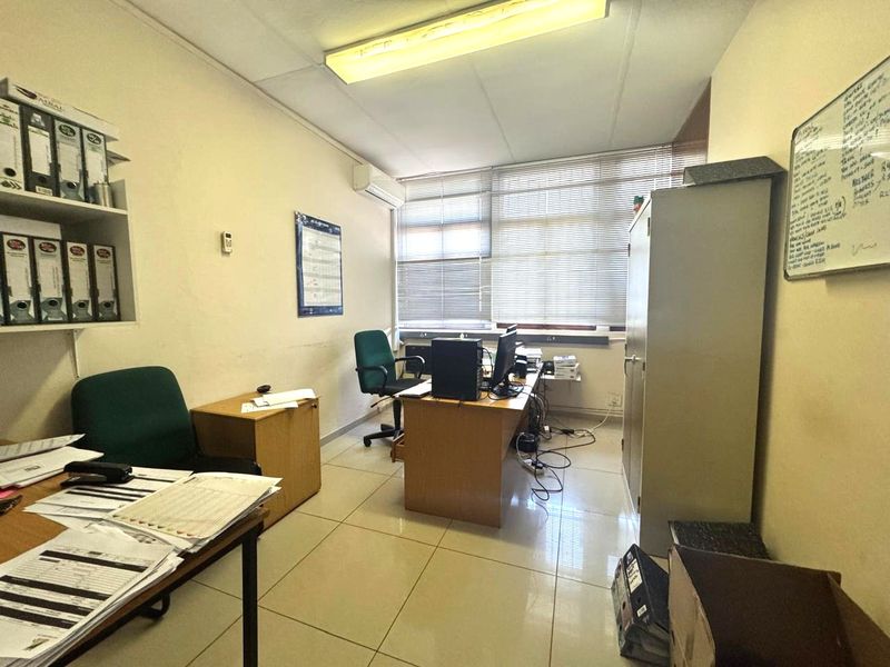 Well Located Commercial Unit To Let In Tongaat - Photo 2