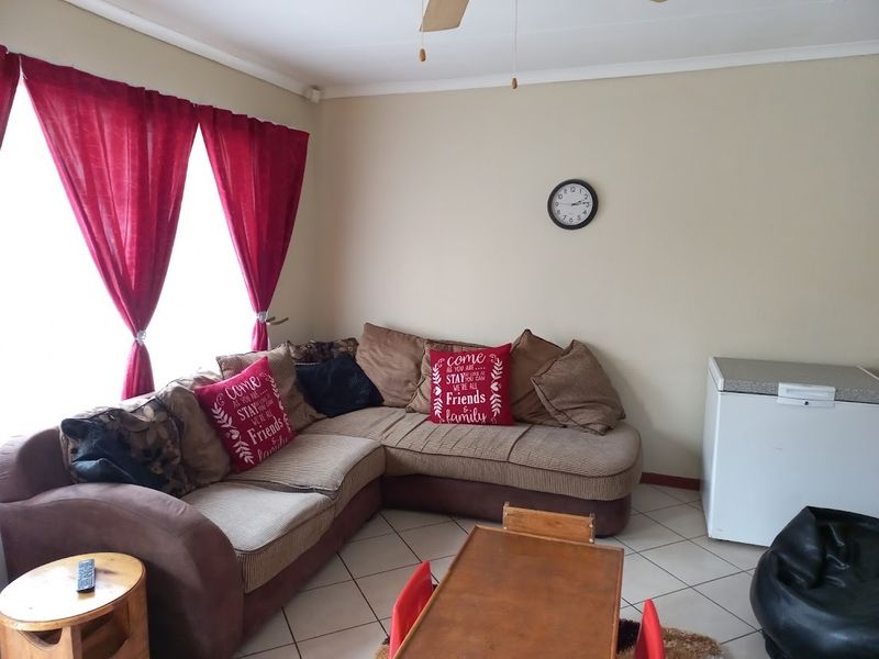 Charming 2-bedroom townhouse in Parys, perfect for modern living and easy access to local amenities - Photo 3