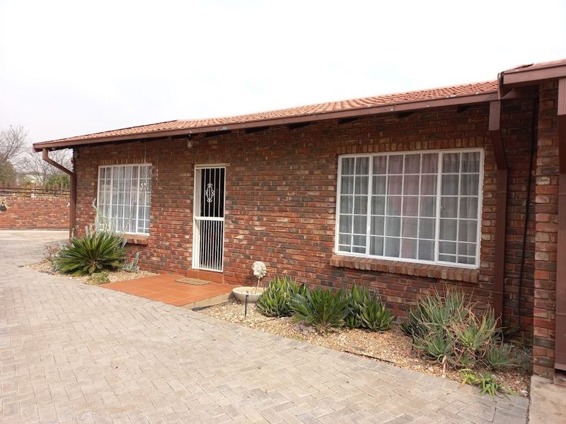 Charming 2-bedroom townhouse in Parys, perfect for modern living and easy access to local amenities - Photo 2