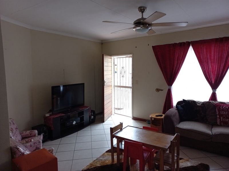 Charming 2-bedroom townhouse in Parys, perfect for modern living and easy access to local amenities - Photo 4