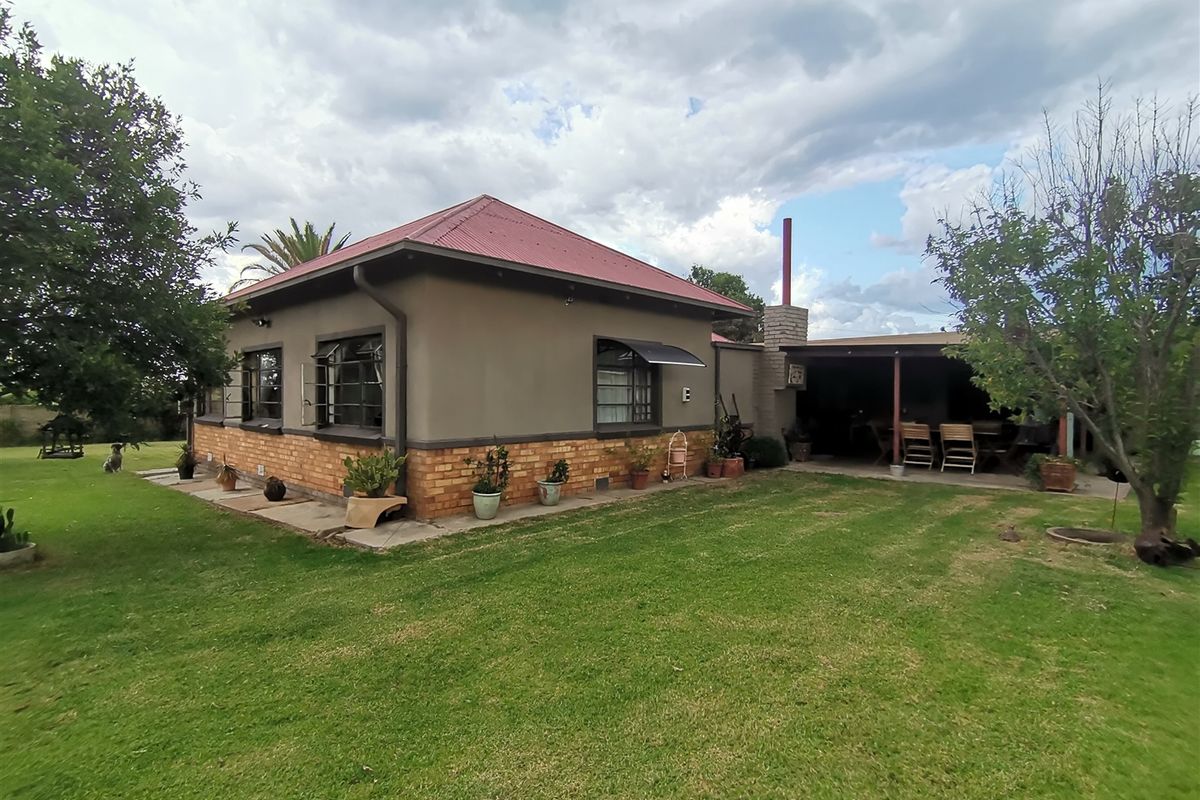 "Discover Rustic Charm: Idyllic Farm-Style Retreat in Vredefort" - Photo 2