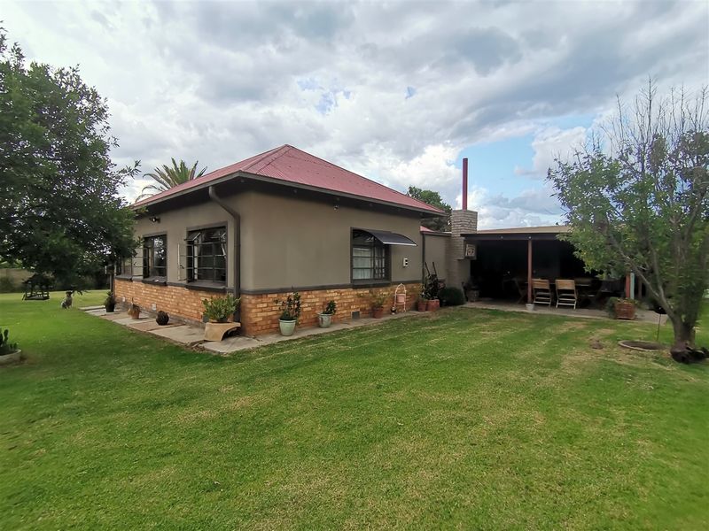 "Discover Rustic Charm: Idyllic Farm-Style Retreat in Vredefort" - Photo 2