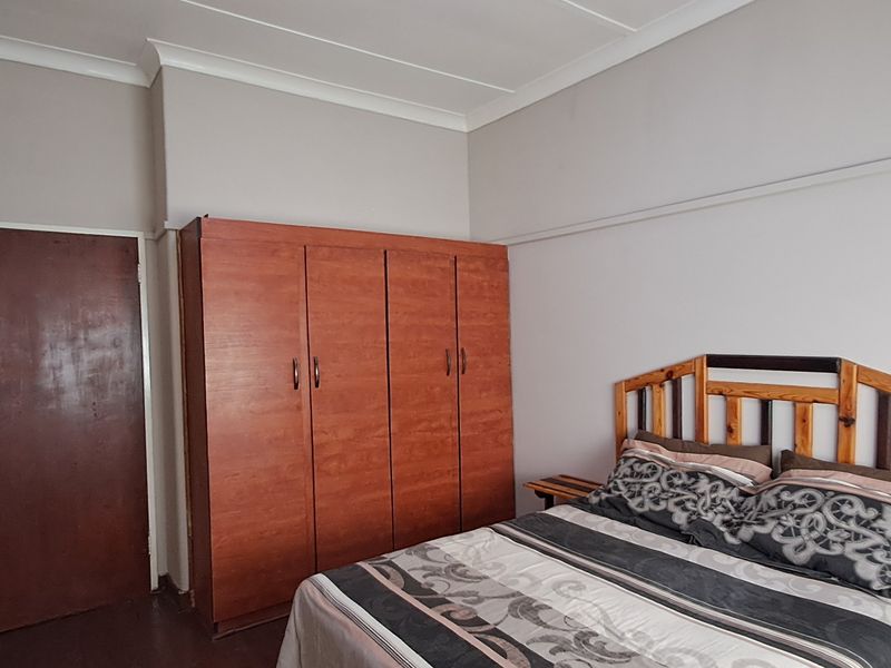 "Discover Rustic Charm: Idyllic Farm-Style Retreat in Vredefort" - Photo 10