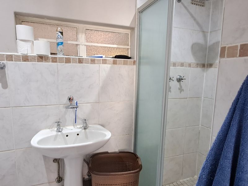 "Discover Rustic Charm: Idyllic Farm-Style Retreat in Vredefort" - Photo 8