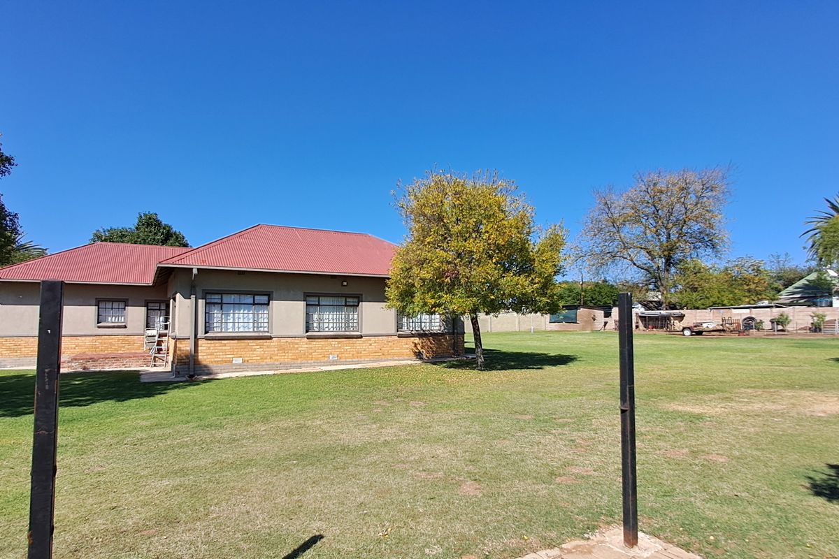 "Discover Rustic Charm: Idyllic Farm-Style Retreat in Vredefort" - Photo 4