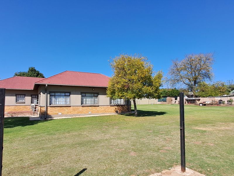 "Discover Rustic Charm: Idyllic Farm-Style Retreat in Vredefort" - Photo 4