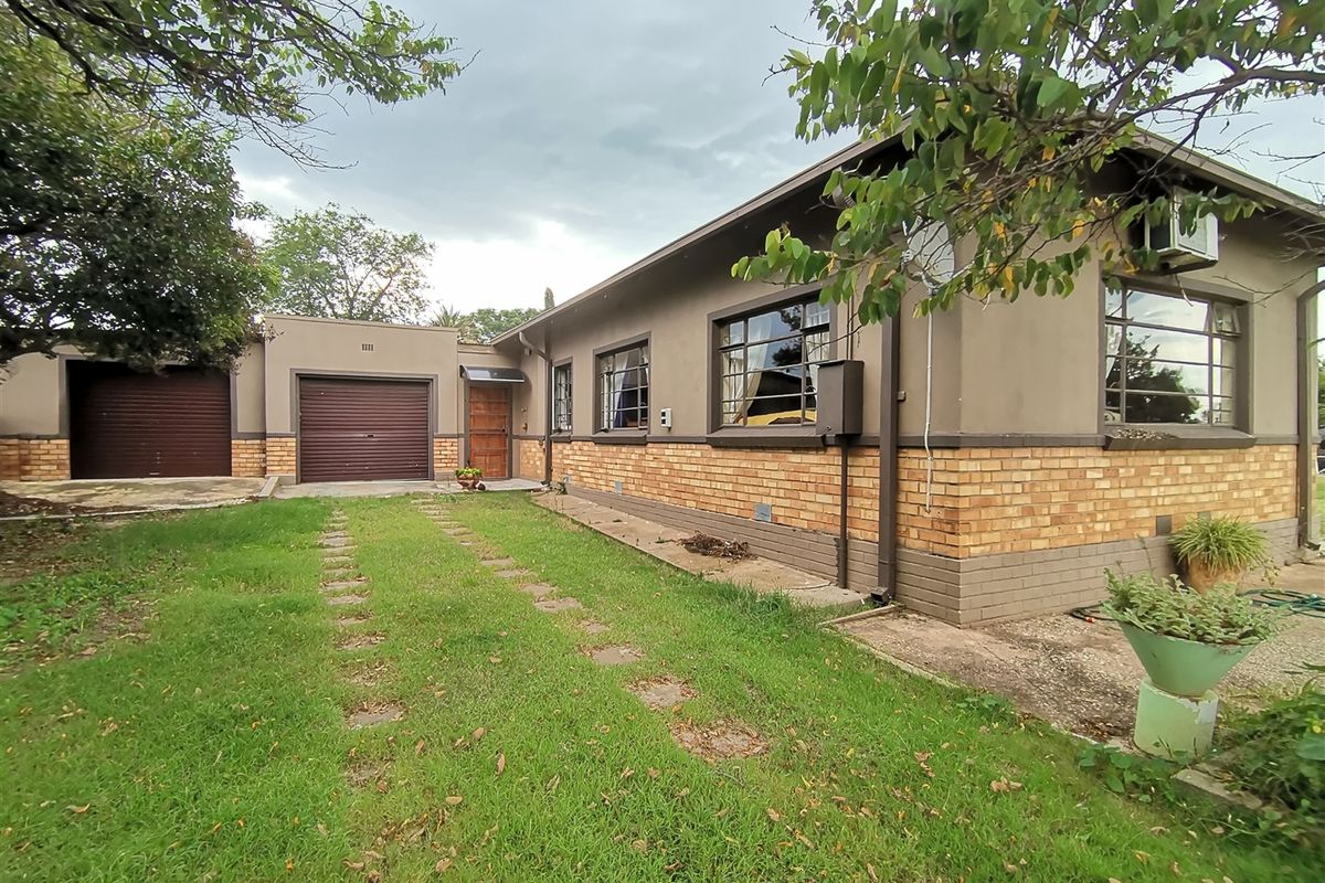 "Discover Rustic Charm: Idyllic Farm-Style Retreat in Vredefort" - Photo 3