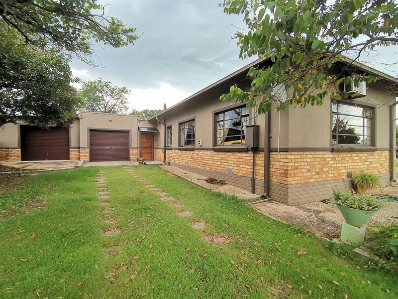 "Discover Rustic Charm: Idyllic Farm-Style Retreat in Vredefort" - Photo 3