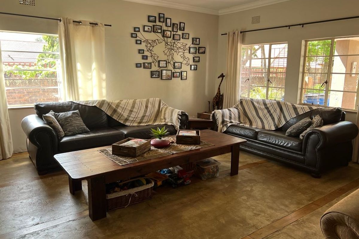 Charming with great potential placed on Enormous stand - Photo 4