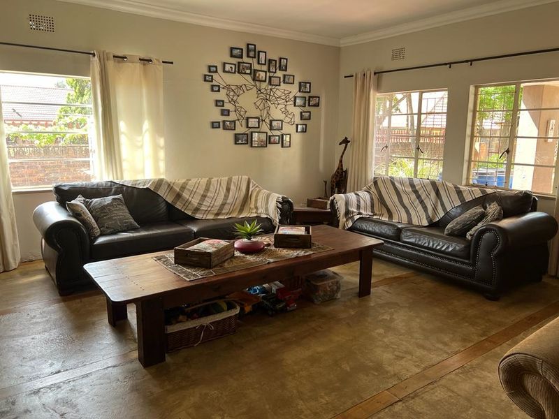 Charming with great potential placed on Enormous stand - Photo 4